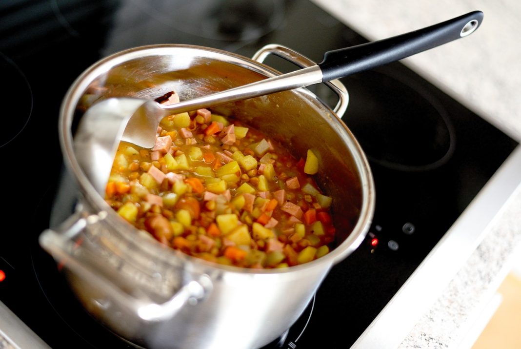 Cómo preparar unas jugosas, sanas y rápidas alcachofas con patatas