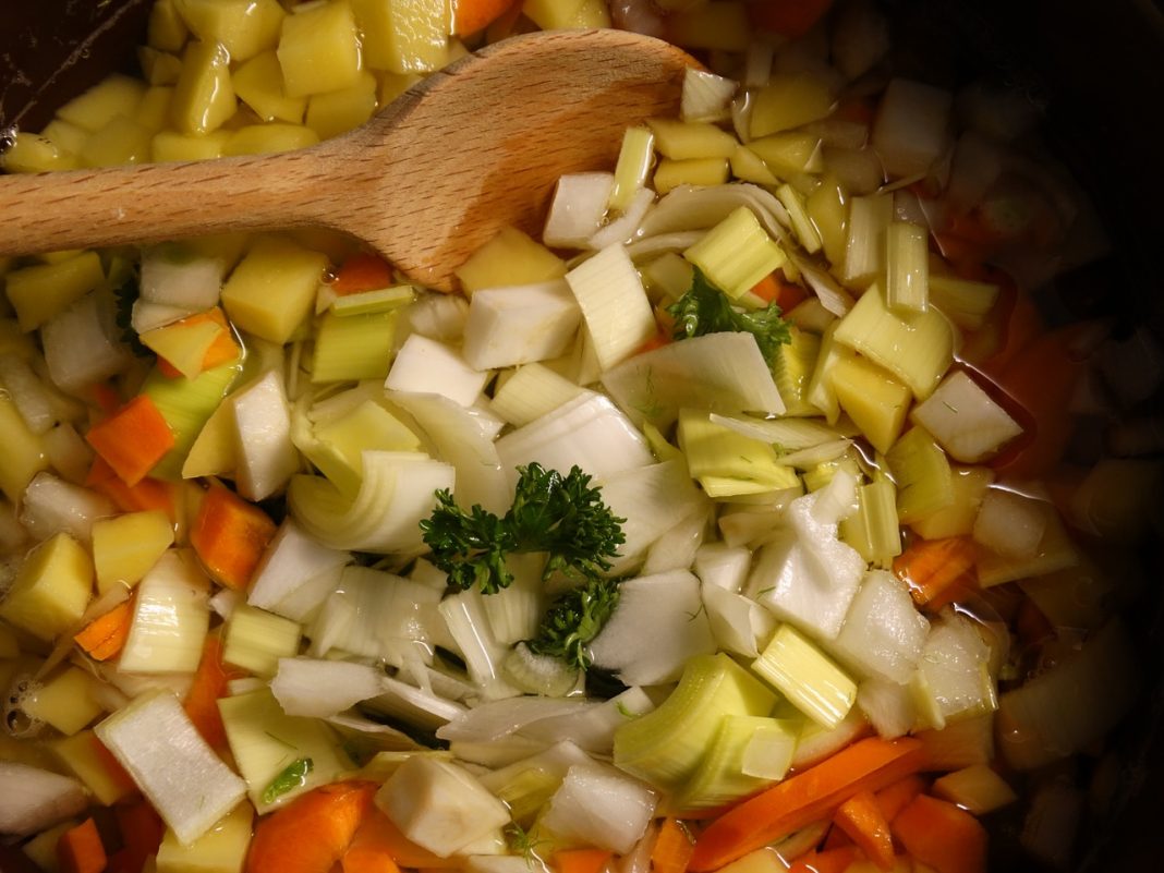 Cómo preparar unas jugosas, sanas y rápidas alcachofas con patatas