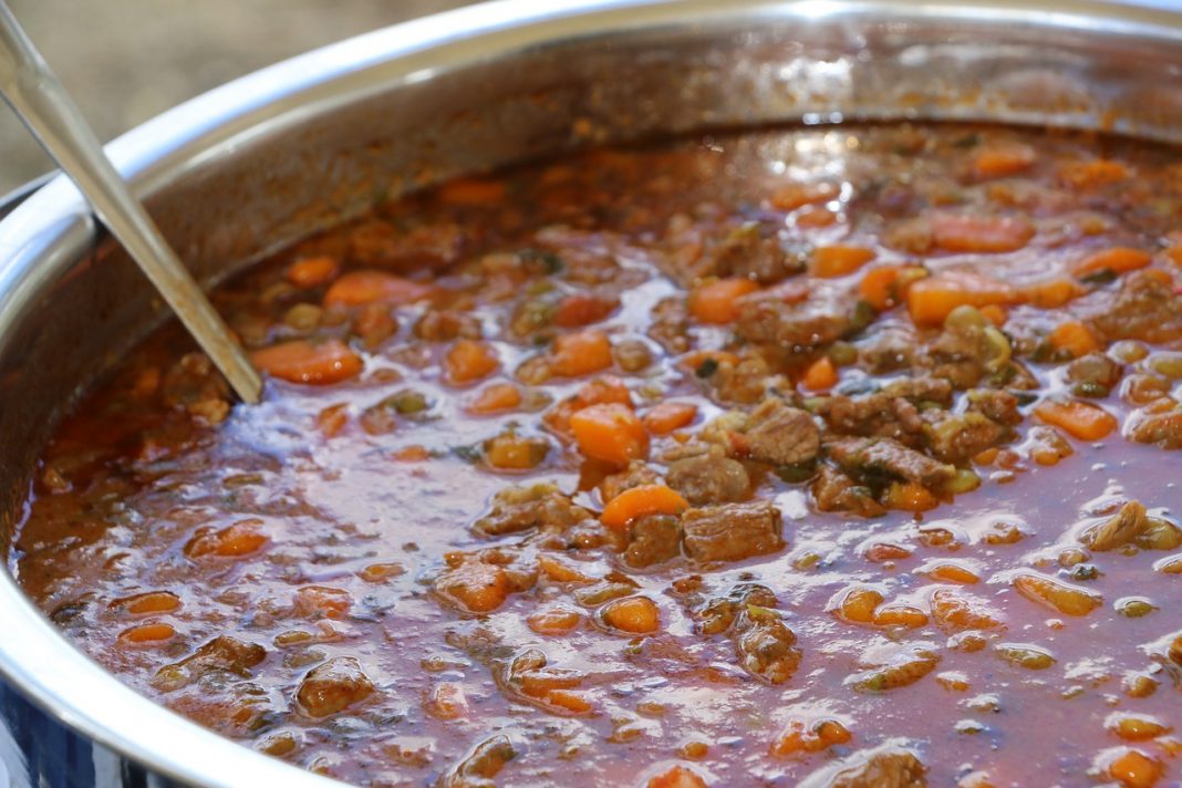 Este es el truco infalible para eliminar el exceso de grasa de un plato