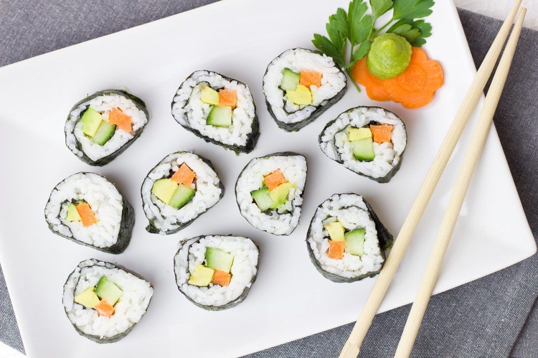 Los pasos que debes seguir para hacer un sushi de escándalo en casa