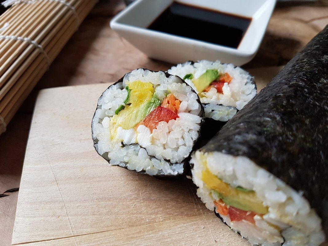 Los pasos que debes seguir para hacer un sushi de escándalo en casa