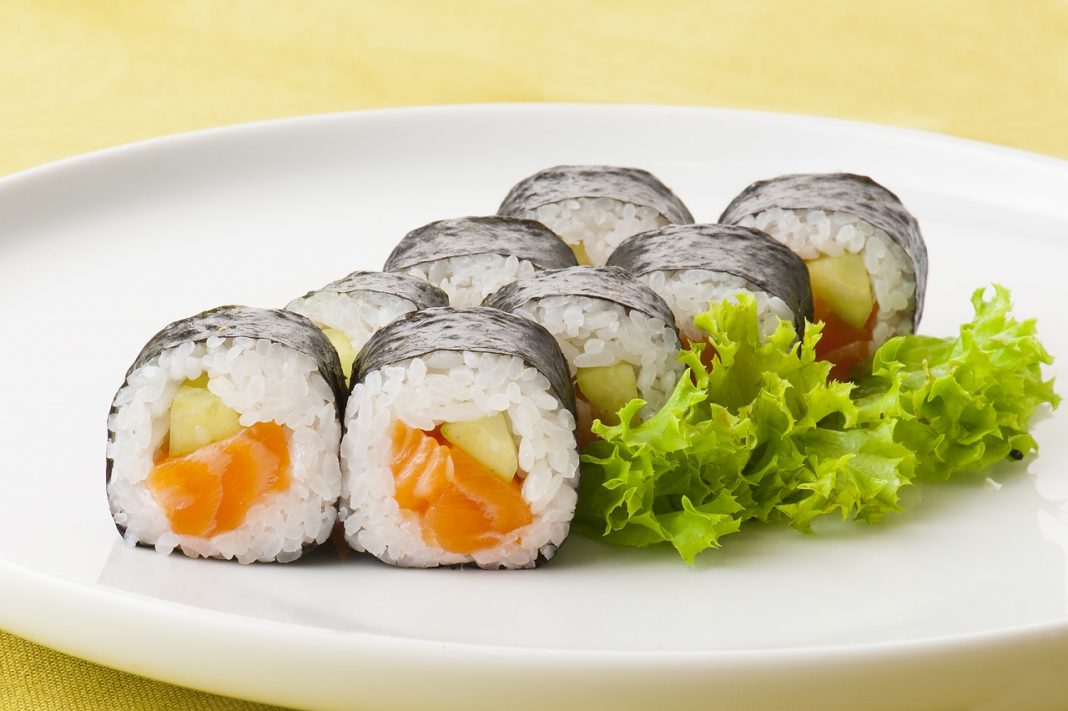 Los pasos que debes seguir para hacer un sushi de escándalo en casa