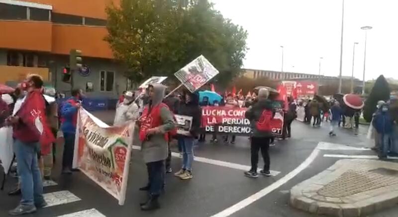 Miles De Personas Protestan En Sevilla Para Defender Lo Público Y Común