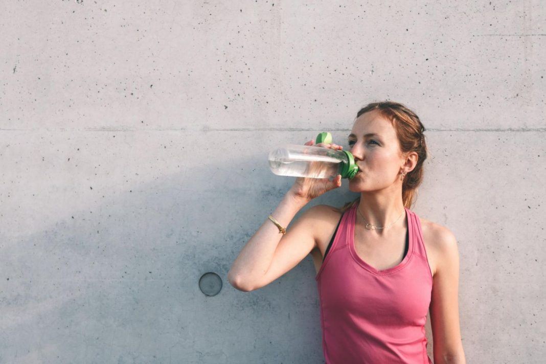 ¿Qué le pasa a tu cerebro si no bebes bastante agua?