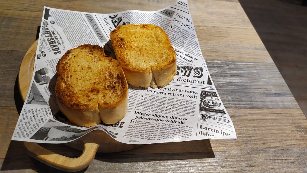 Tostas de aguacate con salmón ahumado: cómo prepararlas de aperitivo para Navidad