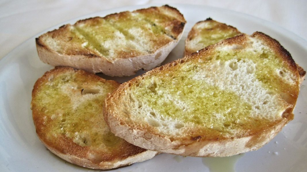 Tostas de aguacate con salmón ahumado: cómo prepararlas de aperitivo para Navidad