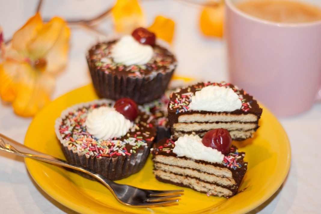 Tarta de galletas con chocolate: el postre más sencillo que pueden hacer los niños