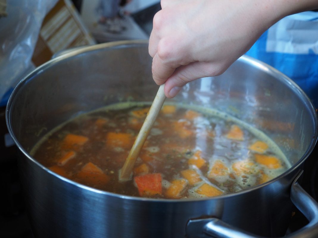 El truco para saber si el caldo de sopa se ha echado a perder