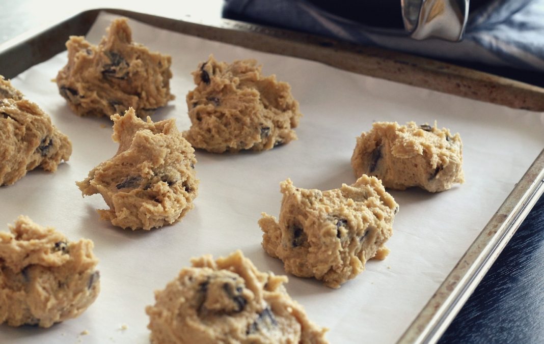 Galletas: el truco para que las chispas de chocolate no se queden abajo