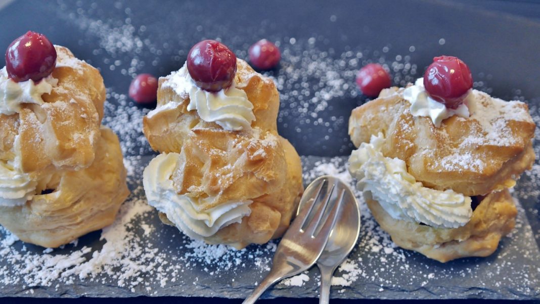 Cómo hacer las tradicionales lionesas de hojaldre de nata