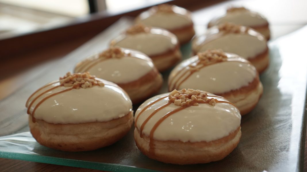 Así se hacen unos donuts rellenos de crema en el microondas