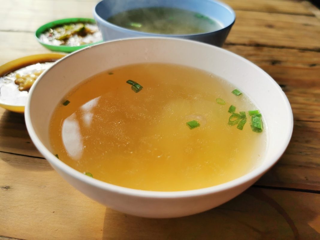 Sopa de huevo: el caldo ideal para tomar cuando hace mucho frío