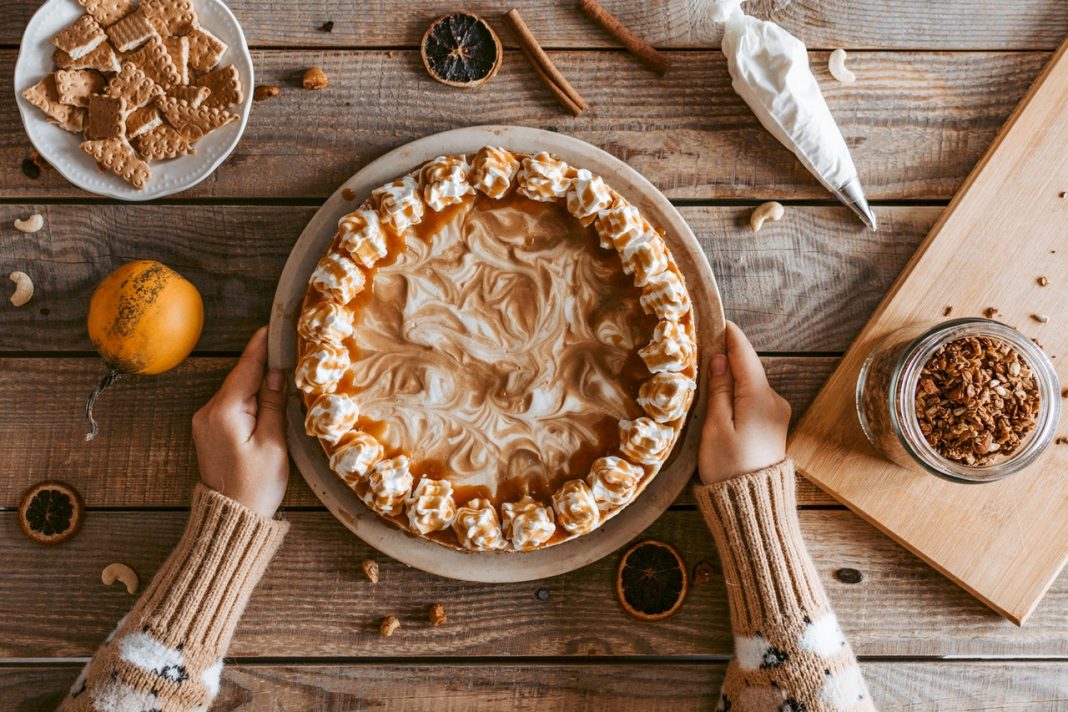 Tarta de turrón: la receta para hacerla sin horno en 10 minutos