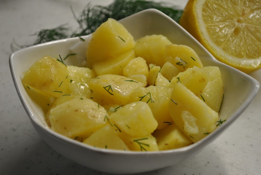 Ensalada de patata y aguacate: el entrante perfecto para una comida de Navidad