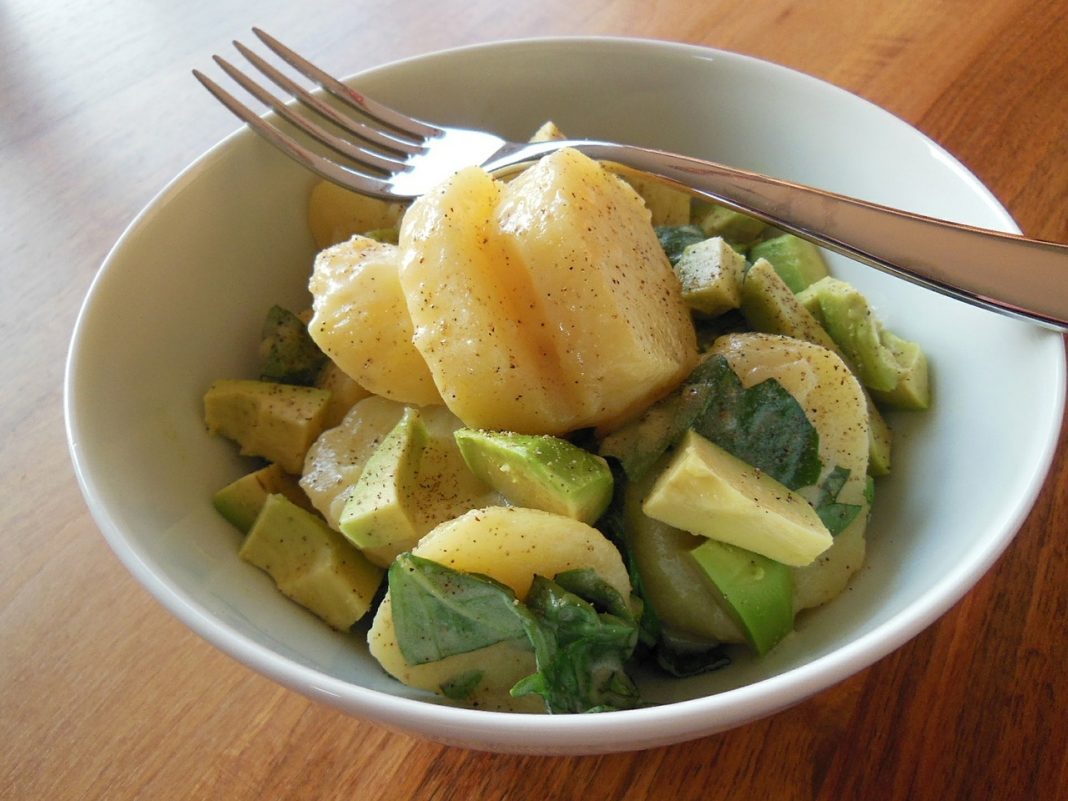 Ensalada de patata y aguacate: el entrante perfecto para una comida de Navidad