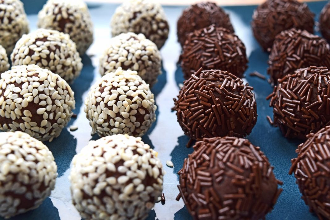 Trufas de chocolate: la receta más sencilla que pueden hacer hasta tus hijos