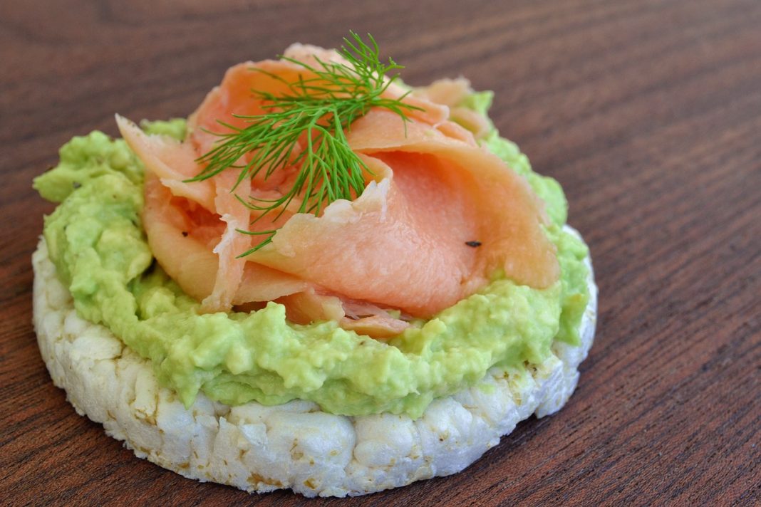 Tostas de aguacate con salmón ahumado: cómo prepararlas de aperitivo para Navidad