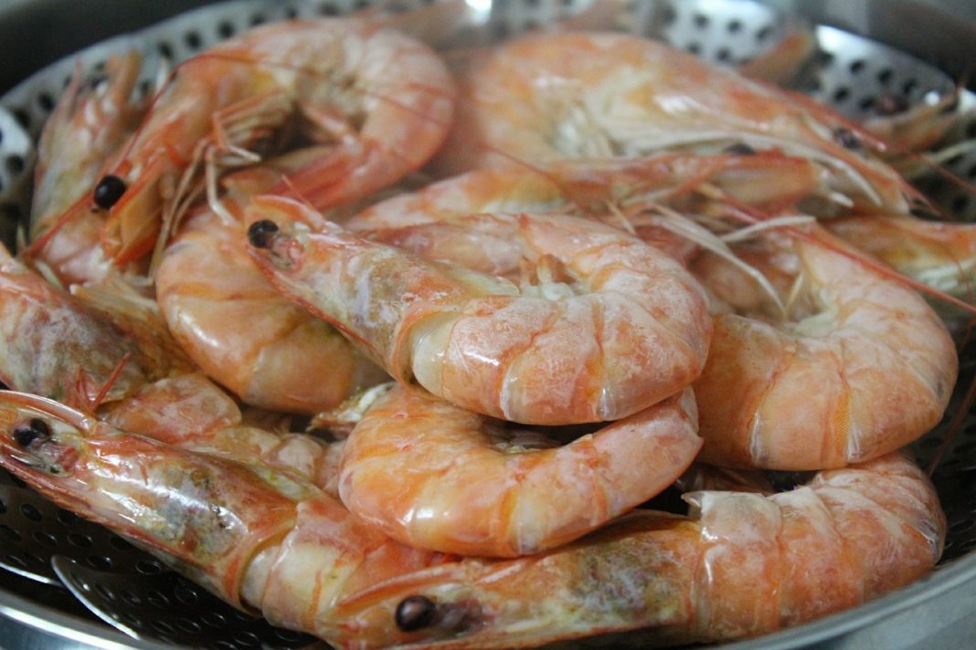 Cómo hacer unos camarones a la mantequilla con vino blanco