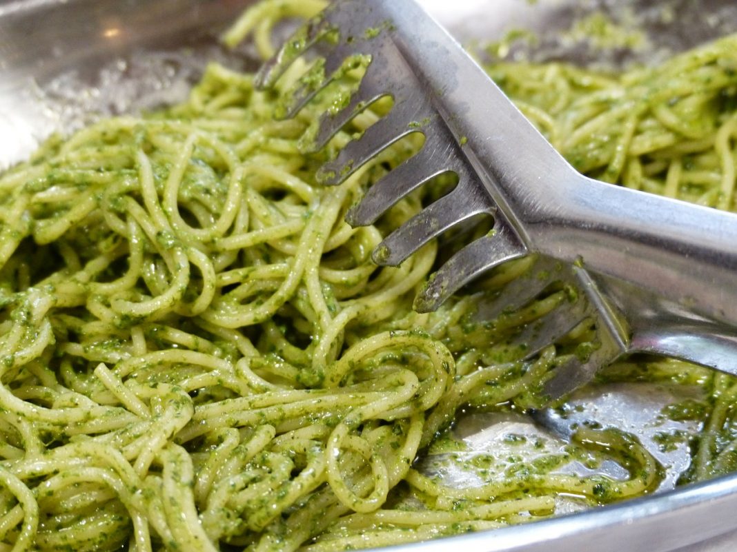 Espaguetis al pesto: así se preparan sustituyendo el arroz