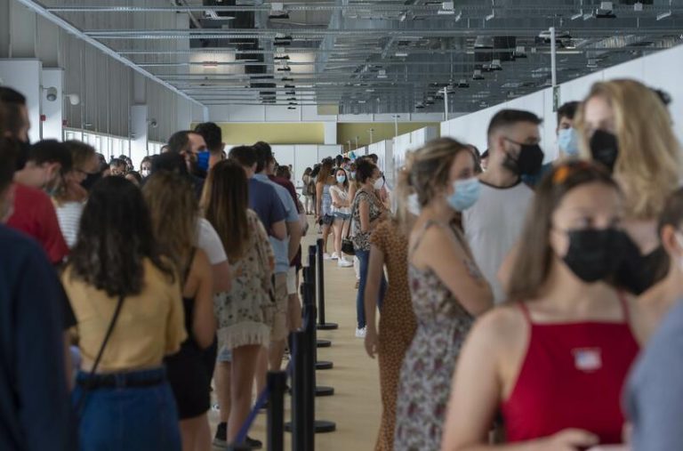 Sanidad notifica 17.012 nuevos casos, 60 muertes y la incidencia se sitúa en 323