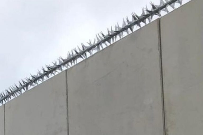 Más de 43.000 firmas piden detener la instalación de concertinas en el Puerto de Santander