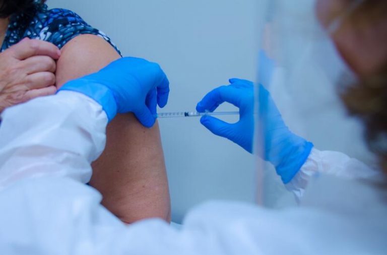Más de 826.000 personas reciben la dosis de refuerzo contra la Covid-19 en la Valencia