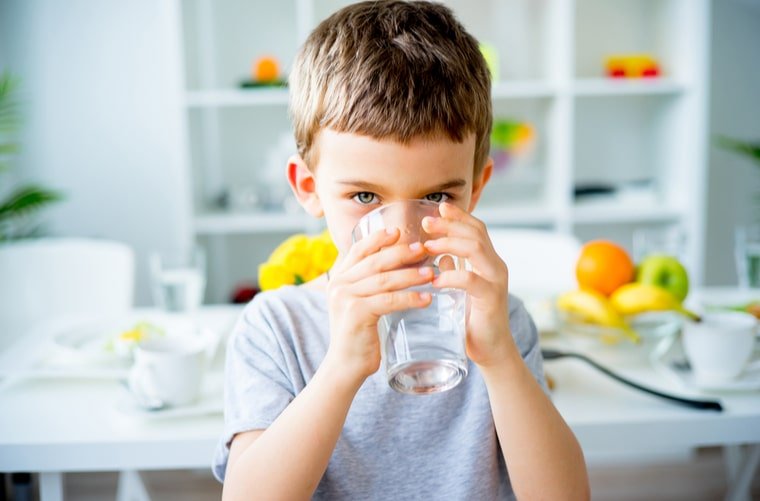 Beber agua mientras comemos, ¿es bueno o malo?