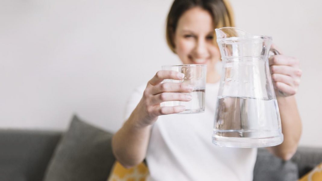 El motivo por el que no debes beber agua si tomas dulce