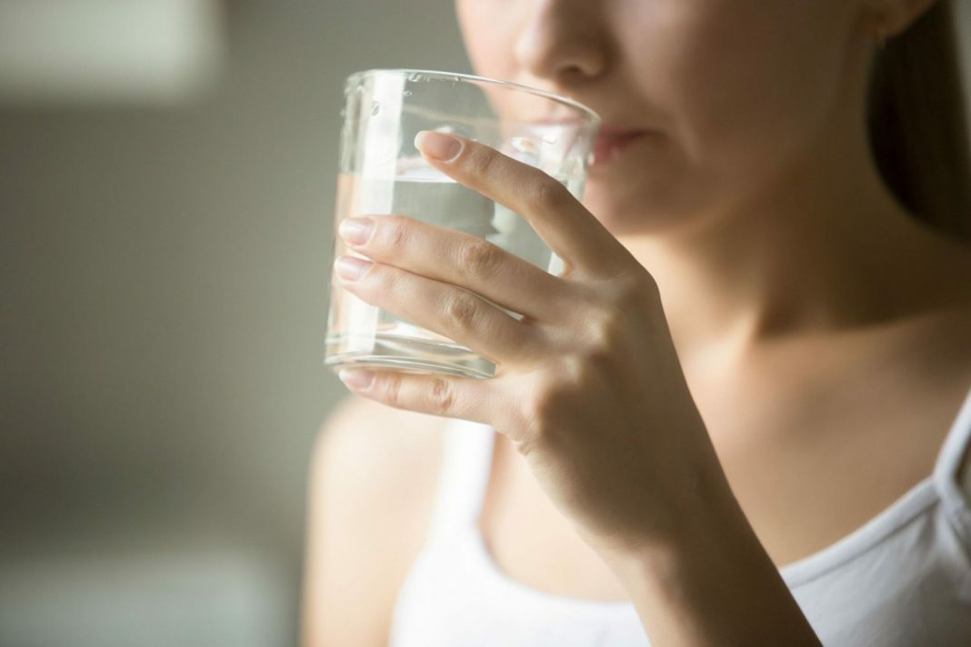 Por qué deberías beber agua nada más al levantarte