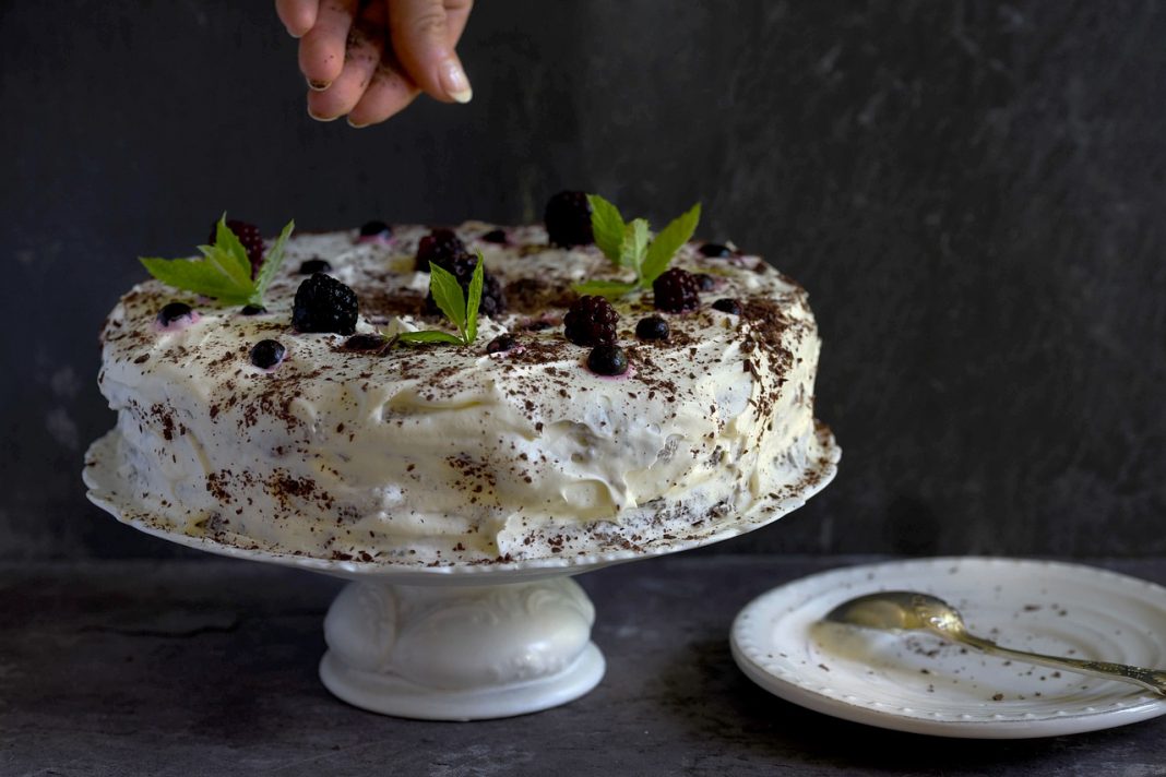 Tarta de chocolate blanco: el postre que solo tardas 5 minutos