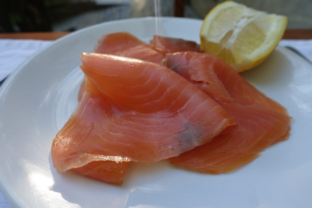 Los pasos para hacer un salmón ahumado en casa en minutos
