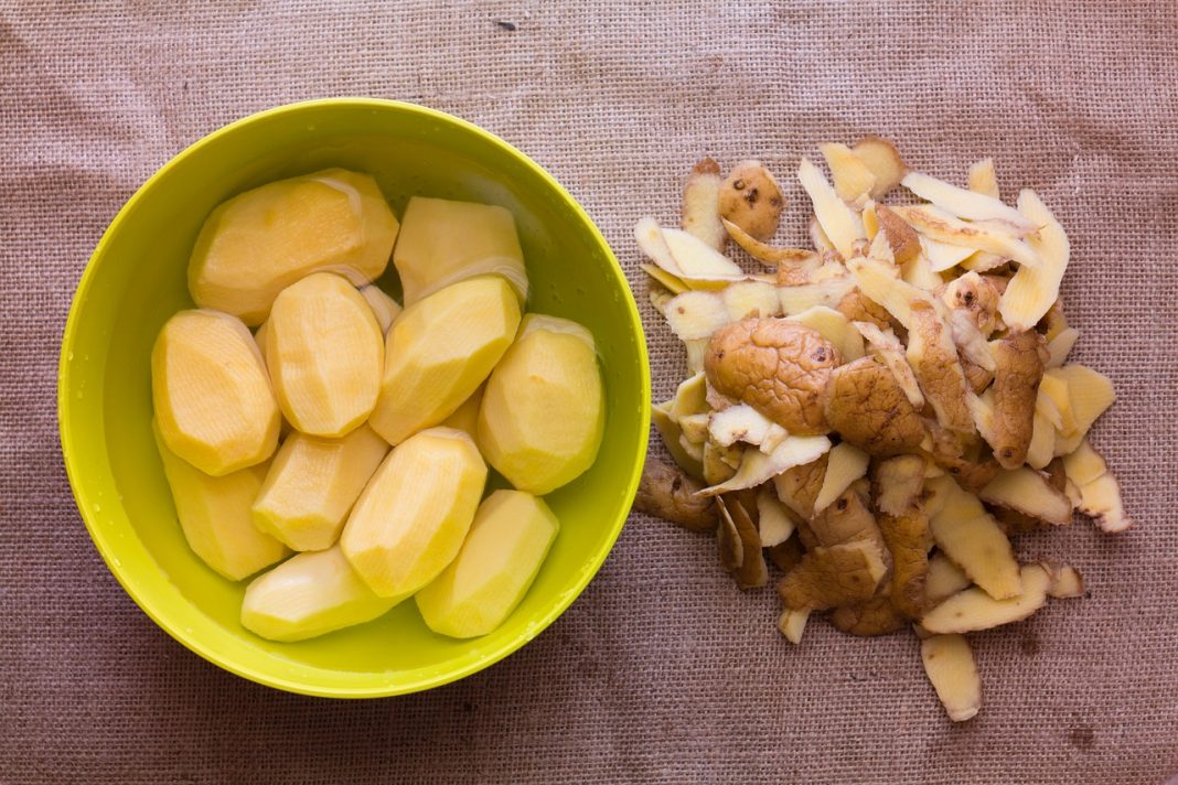 El truco para pelar un montón de patatas en minutos