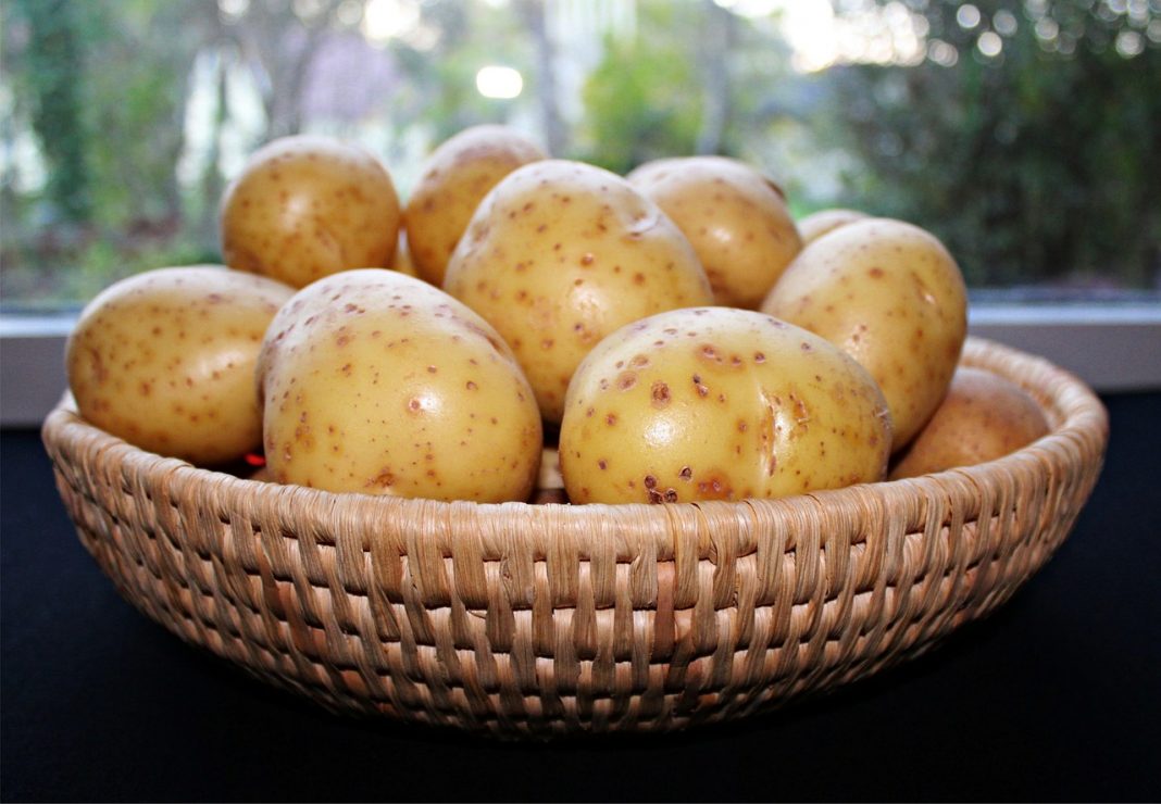 El truco para pelar un montón de patatas en minutos