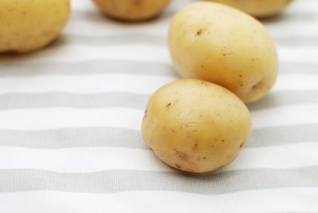 El truco para pelar un montón de patatas en minutos