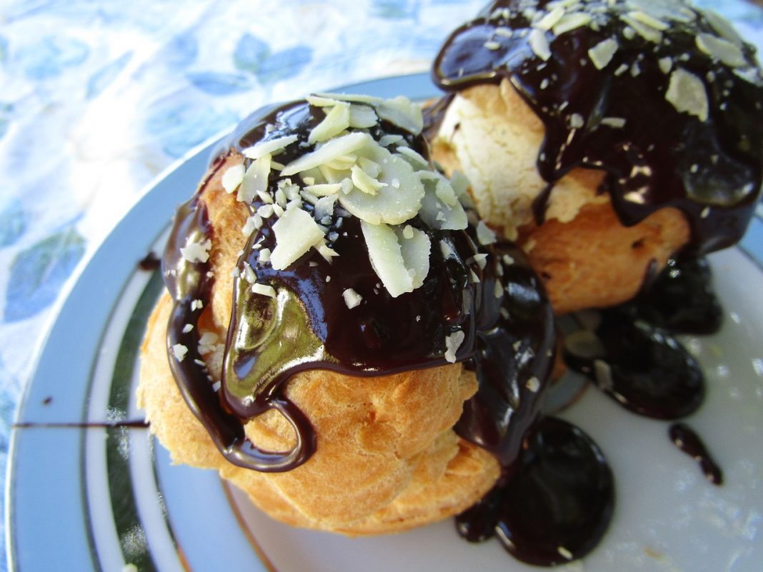 Profiteroles de nata: la receta que no se te ha ocurrido hacer nunca