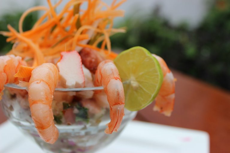 Cómo se prepara el auténtico cóctel de gambas en Navidad