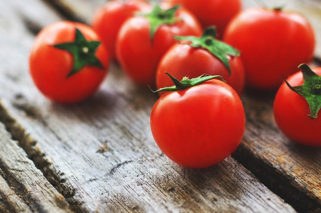 Así se hacen unos tomates cherry asados en el microondas