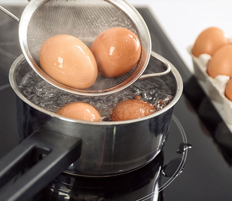 El uso desconocido del agua de cocer huevos: haz esto antes de tirarla