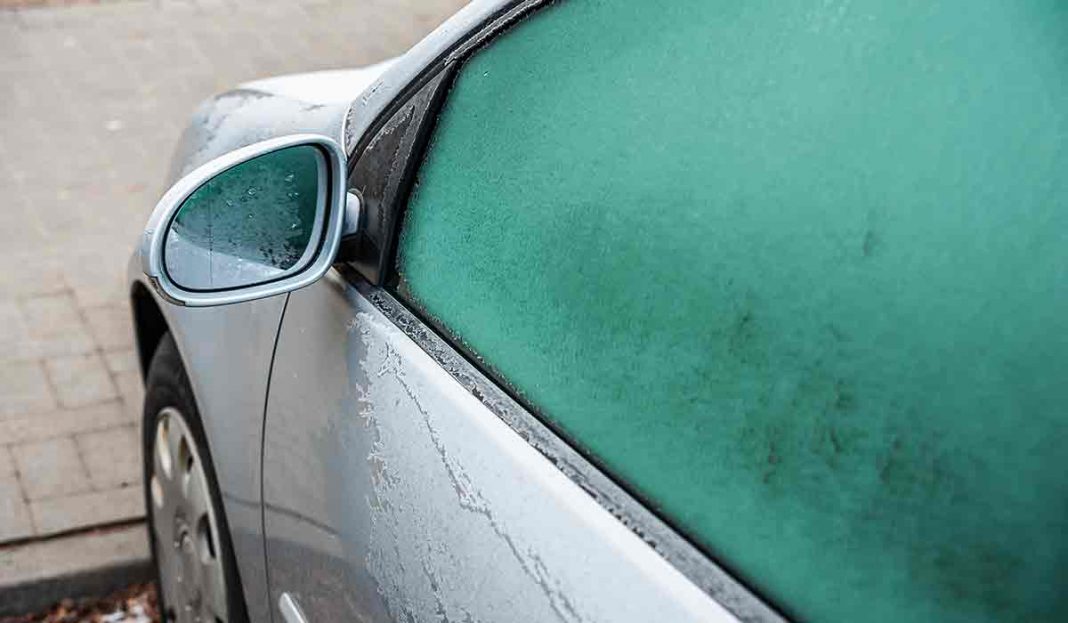 El truco más efectivo para quitar el vaho del cristal del coche