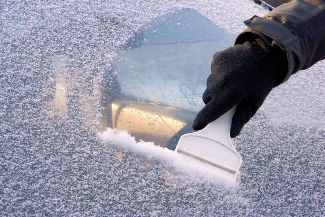 Esta es la mejor forma de quitar el hielo del parabrisas sin rayarlo