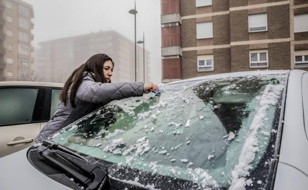 Esta es la mejor forma de quitar el hielo del parabrisas sin rayarlo