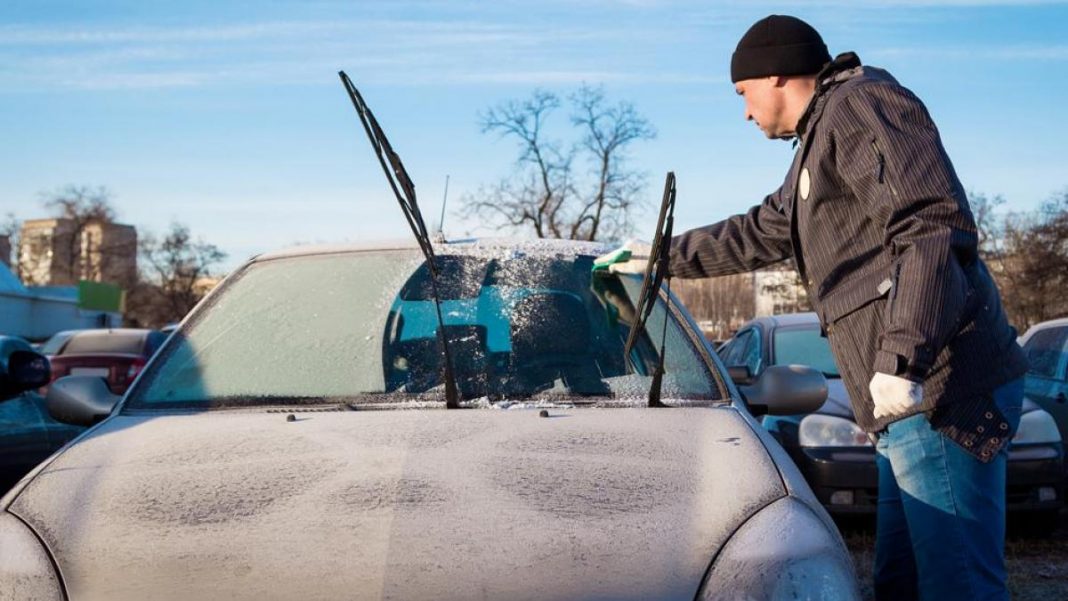 Esta es la mejor forma de quitar el hielo del parabrisas sin rayarlo