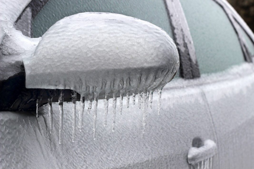 Esta es la mejor forma de quitar el hielo del parabrisas sin rayarlo