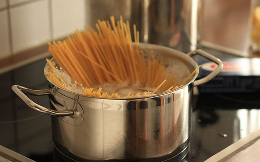 Esto es lo que puedes hacer con el agua de cocer la pasta