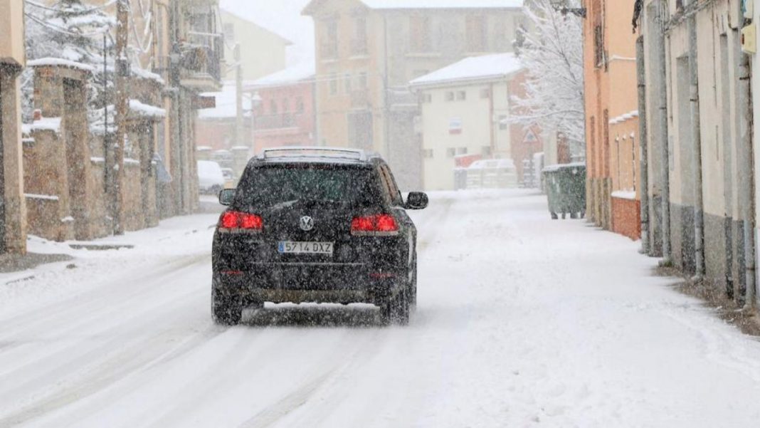 Qué hacer si pisas una placa de hielo con el coche