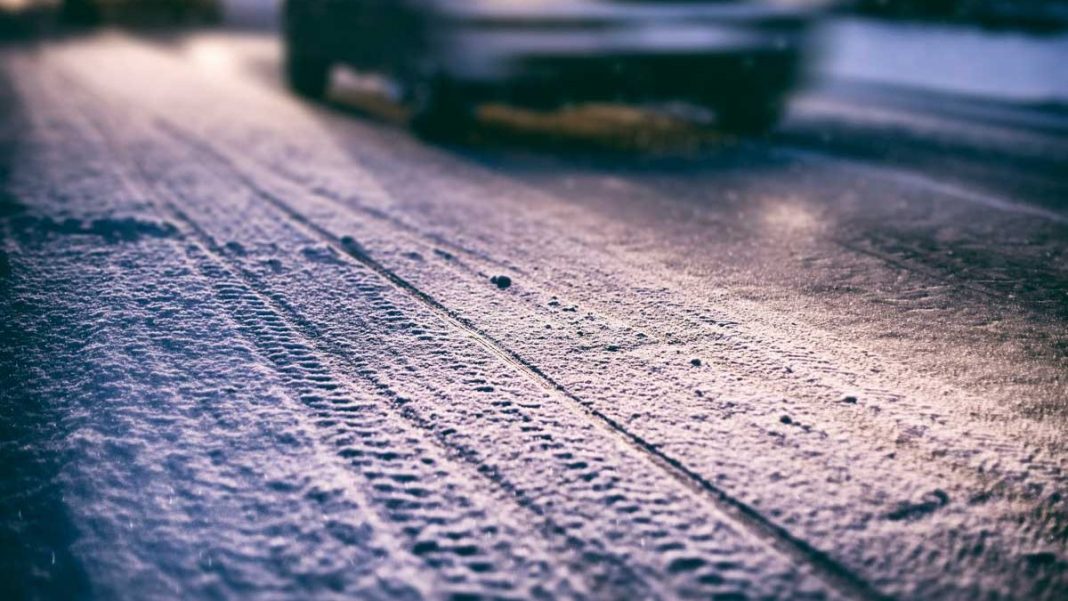 Qué hacer si pisas una placa de hielo con el coche