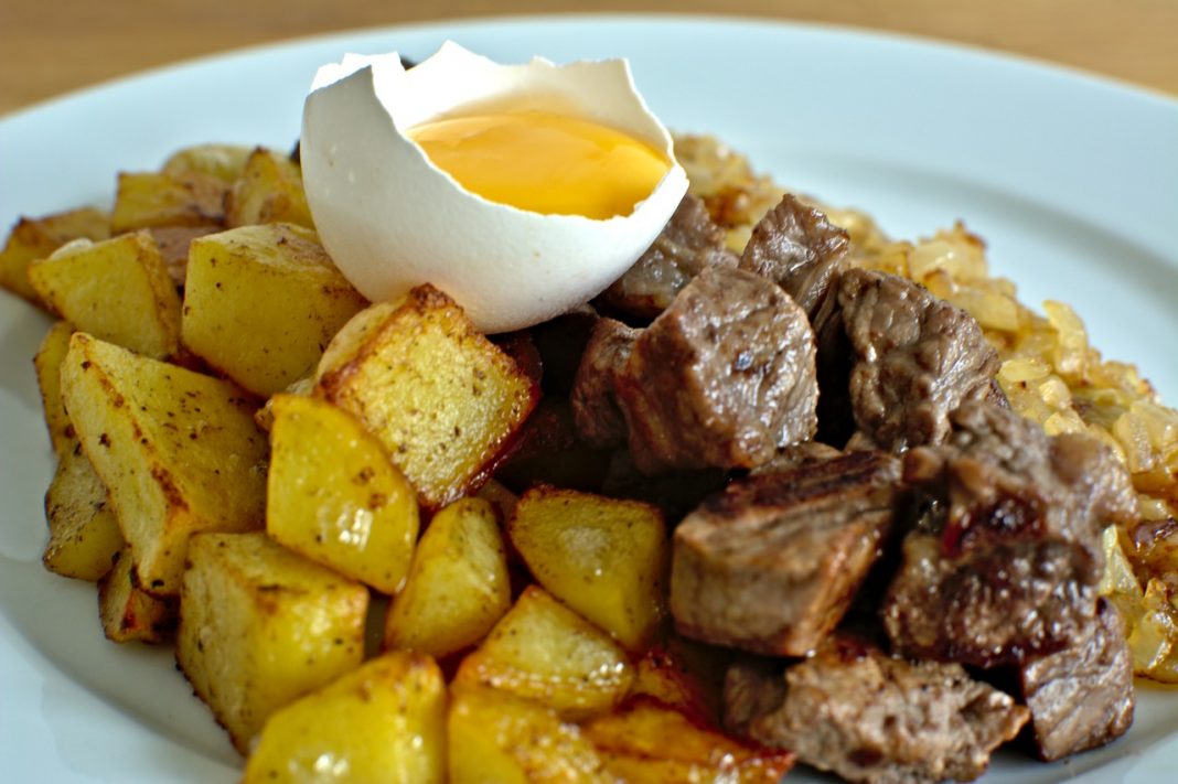 Carne asada con patatas: así la borda Chicote en su receta