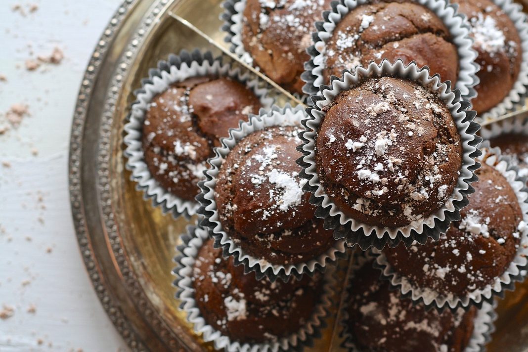 Magdalenas de chocolate: cómo darles el punto justo en el horno