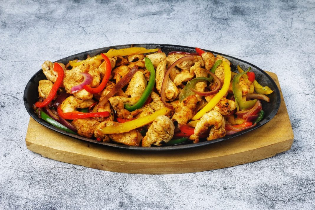 Fajitas de pollo: cómo evitar que se te abran al rellenarlas