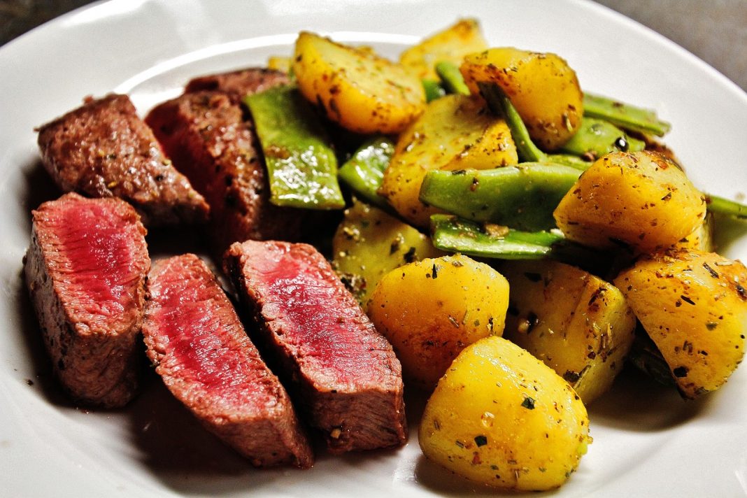 Carne asada con patatas: así la borda Chicote en su receta